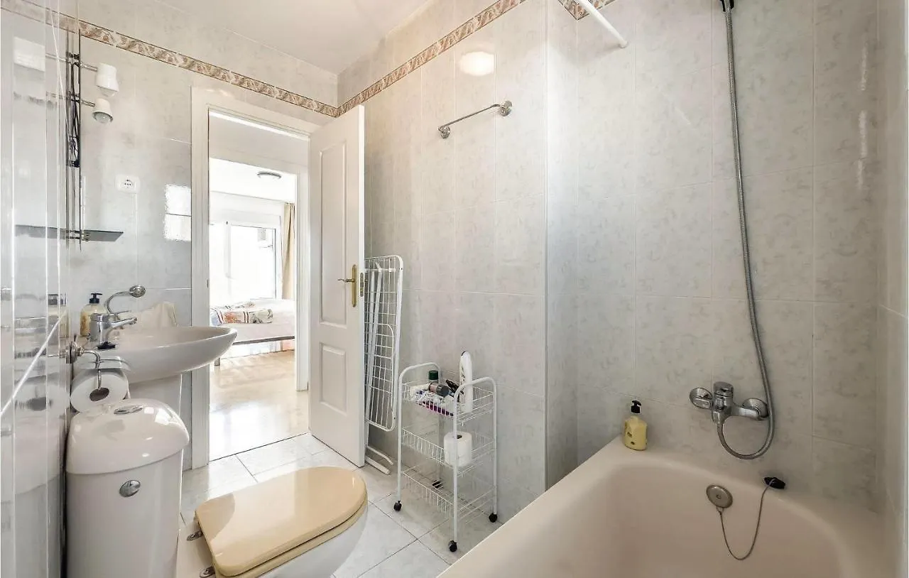 2 Bedroom Stunning Apartment In 베날마데나코스타