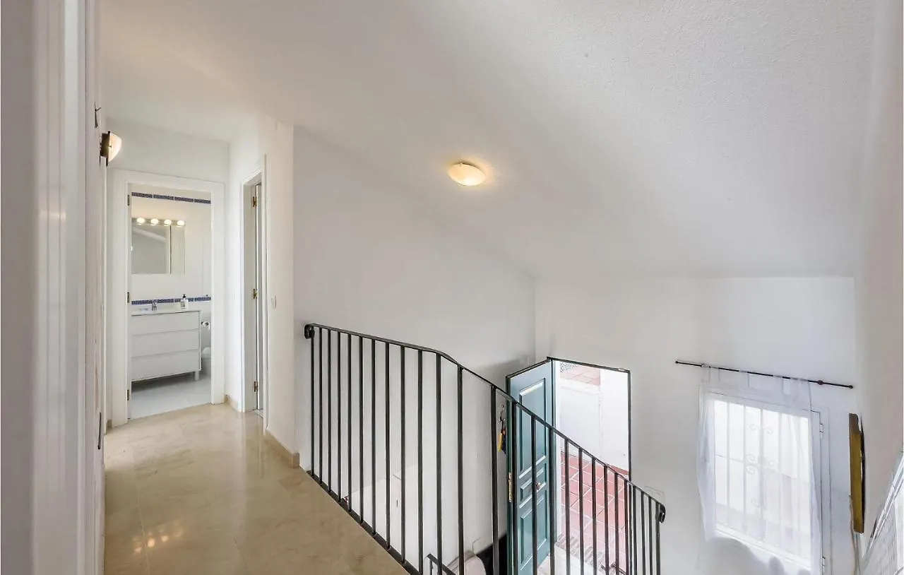 2 Bedroom Stunning Apartment In 베날마데나코스타